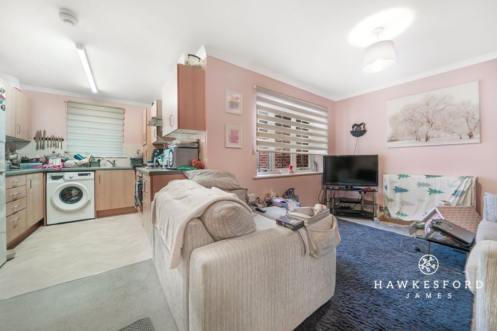 Property photo 3 of 10 Crown Road, Sittingbourne - Lounge/Diner