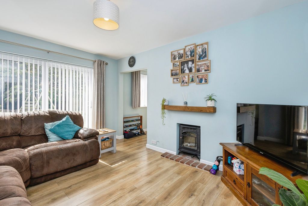 Property photo 3 of 19 Lounge