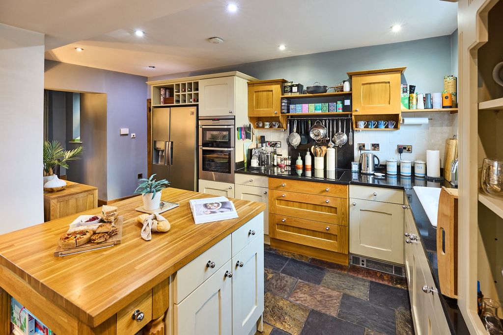 Property photo 2 of 39