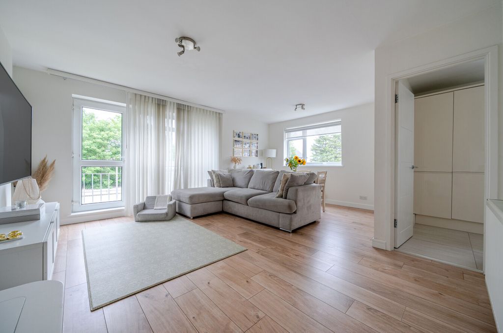 Property photo 3 of 21 1327743-12-687F6F...