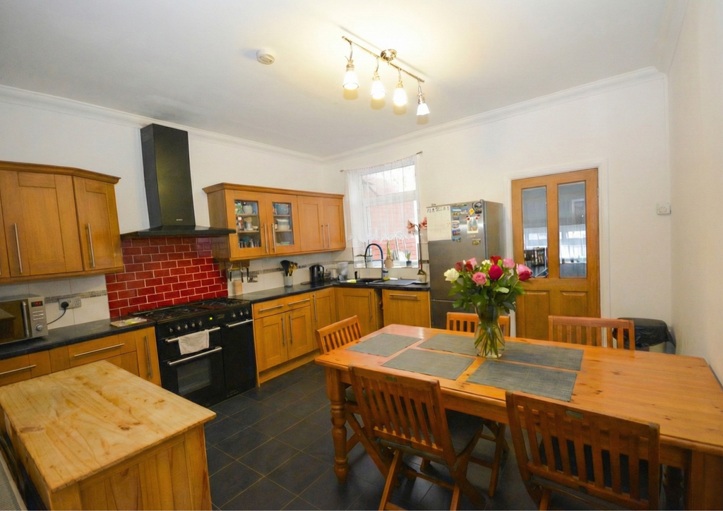 Property photo 3 of 9 Kitchen