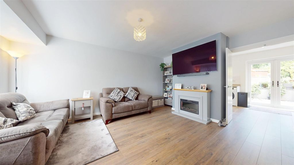 Property photo 3 of 32 Hinckley Road Living Room