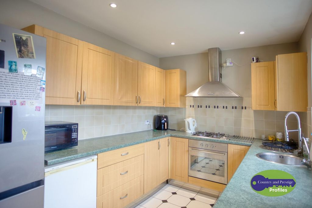 Property photo 3 of 36 8 Albert Rd Hinckley (14).Jpg