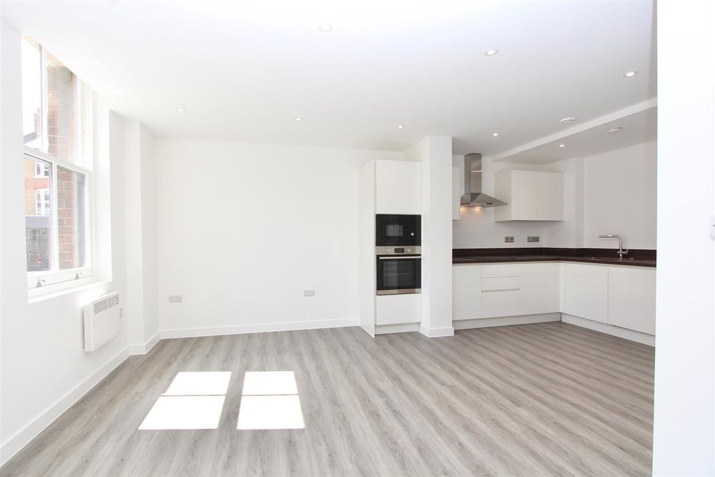 Property photo 1 of 18 Brooke Road, N16