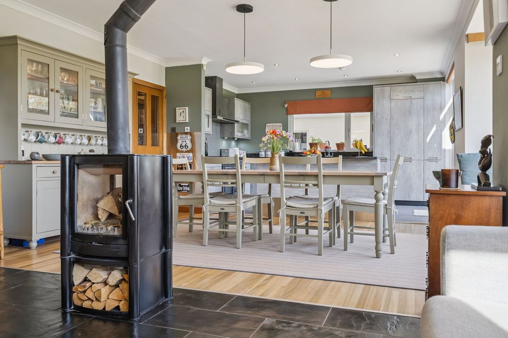 Property photo 3 of 32