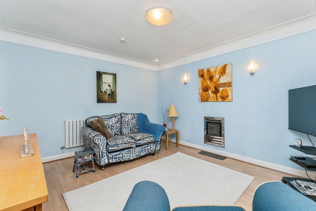 Property photo 3 of 20 Lounge