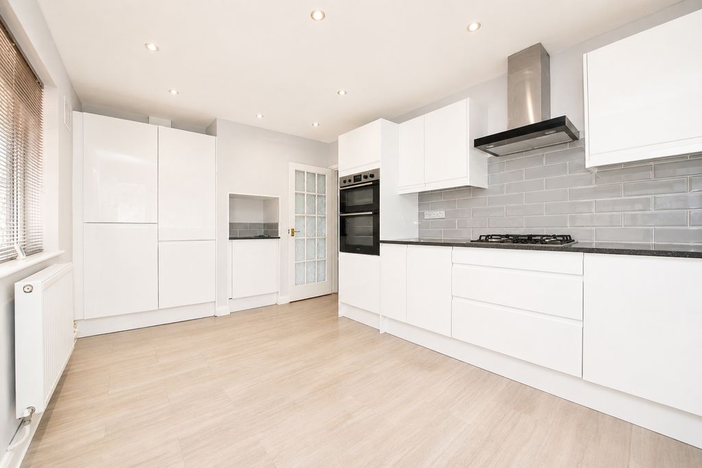 Property photo 3 of 16 Kitchen