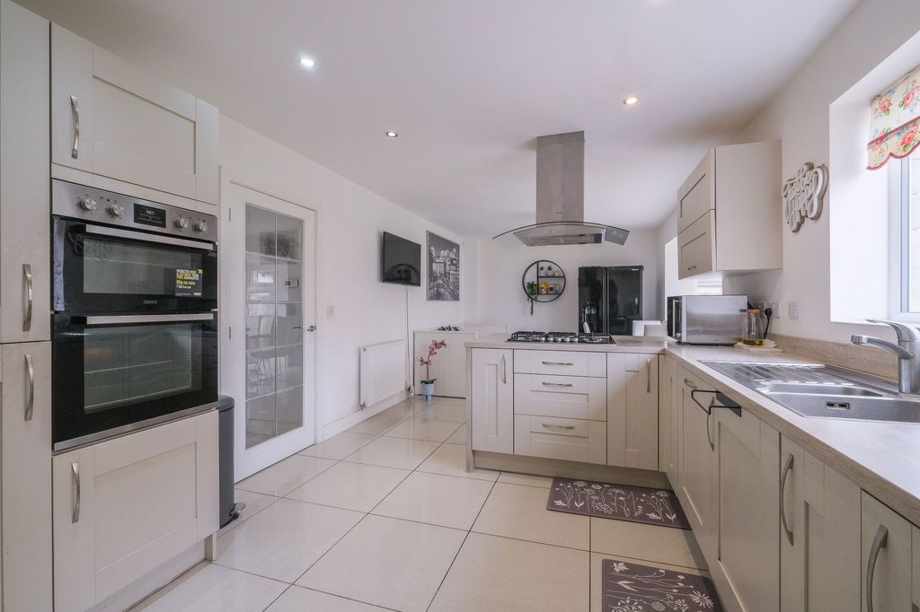 Property photo 2 of 25