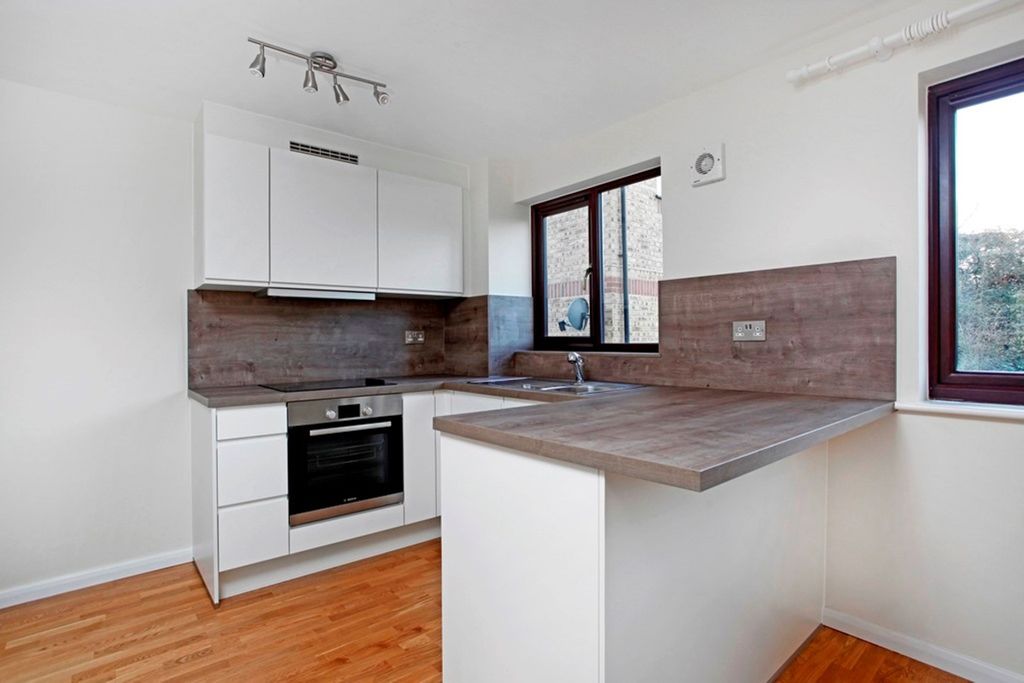 Property photo 3 of 11 Kitchen