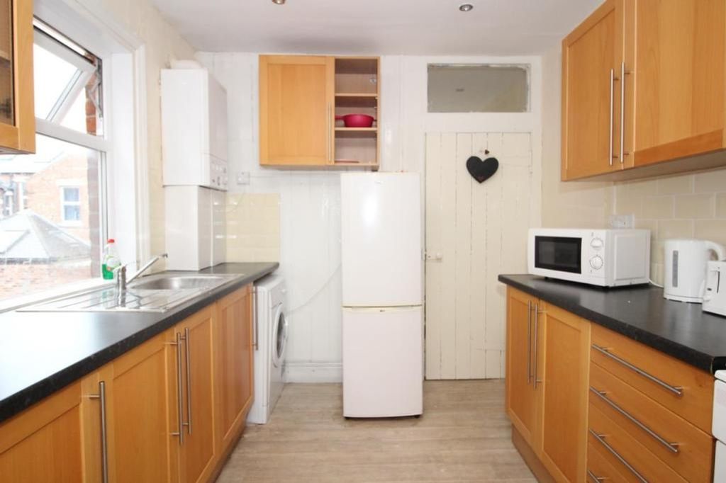 Property photo 3 of 4 A Bright And Tidy Kitchen Featuring Modern Applian...