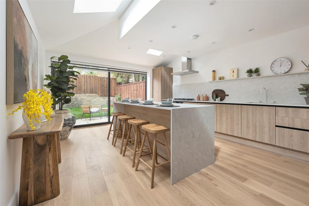 Property photo 2 of 27 Kenton Road, E9