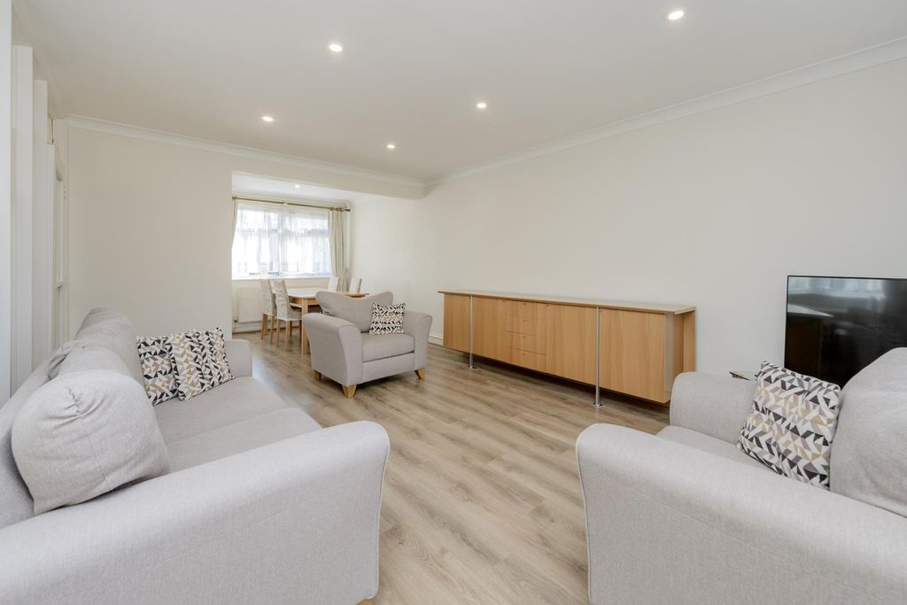 Property photo 2 of 23