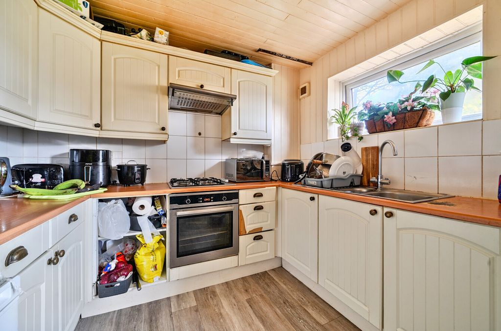 Property photo 3 of 17 1385943-3-694572F...