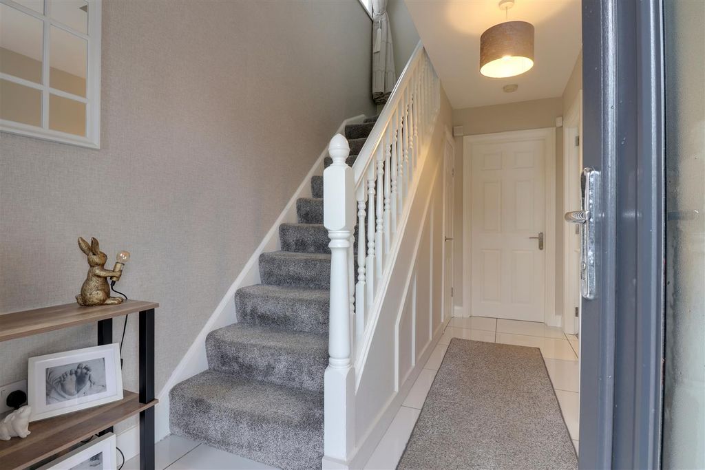 Property photo 2 of 23 Entrance Hall