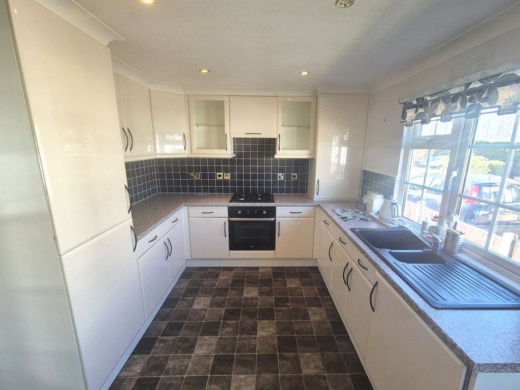 Property photo 2 of 12 Picture No. 27