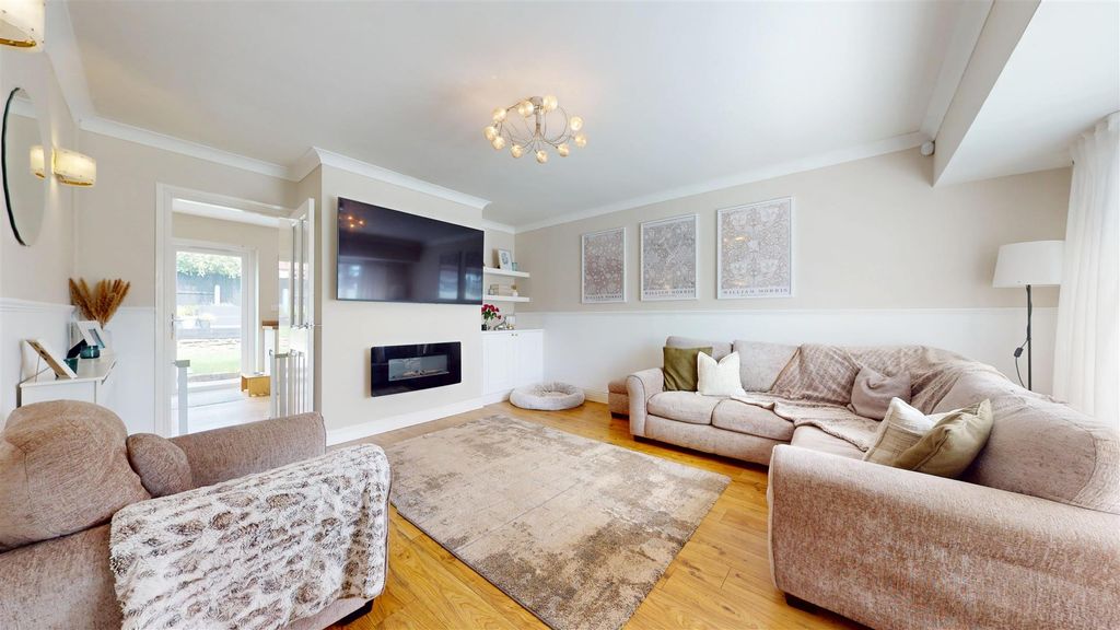 Property photo 2 of 25 Barwell Avenue Living Room