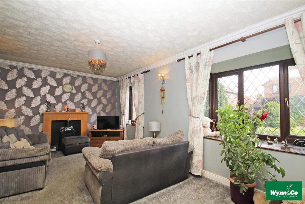 Property photo 3 of 14 Living Room 2L.Jpg