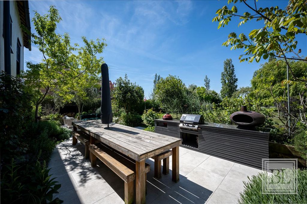 Property photo 2 of 38