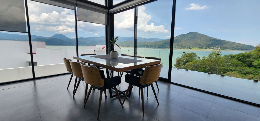 Property photo 2 of 40