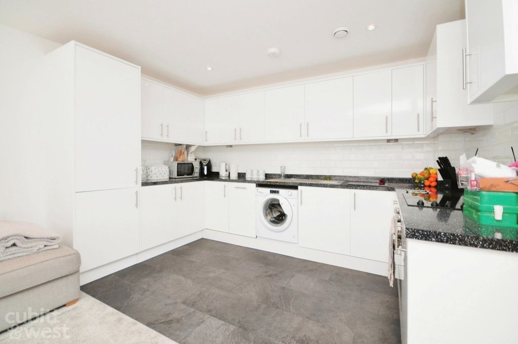 Property photo 2 of 10 Kitchen