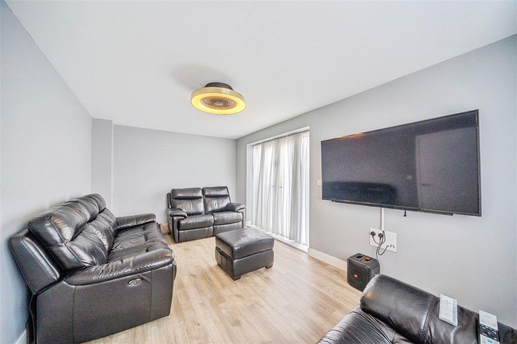 Property photo 2 of 10 Lounge