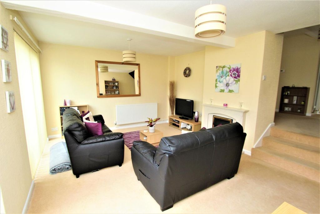 Property photo 2 of 9 Lounge