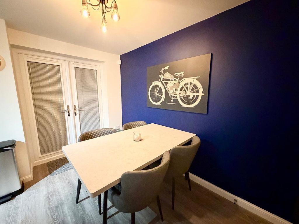 Property photo 3 of 11 Diner/Kitchen