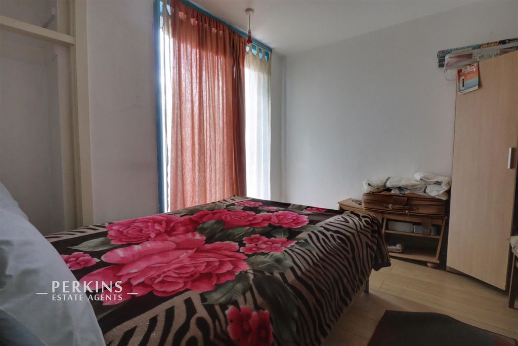 Property photo 3 of 6 Bed.Jpg