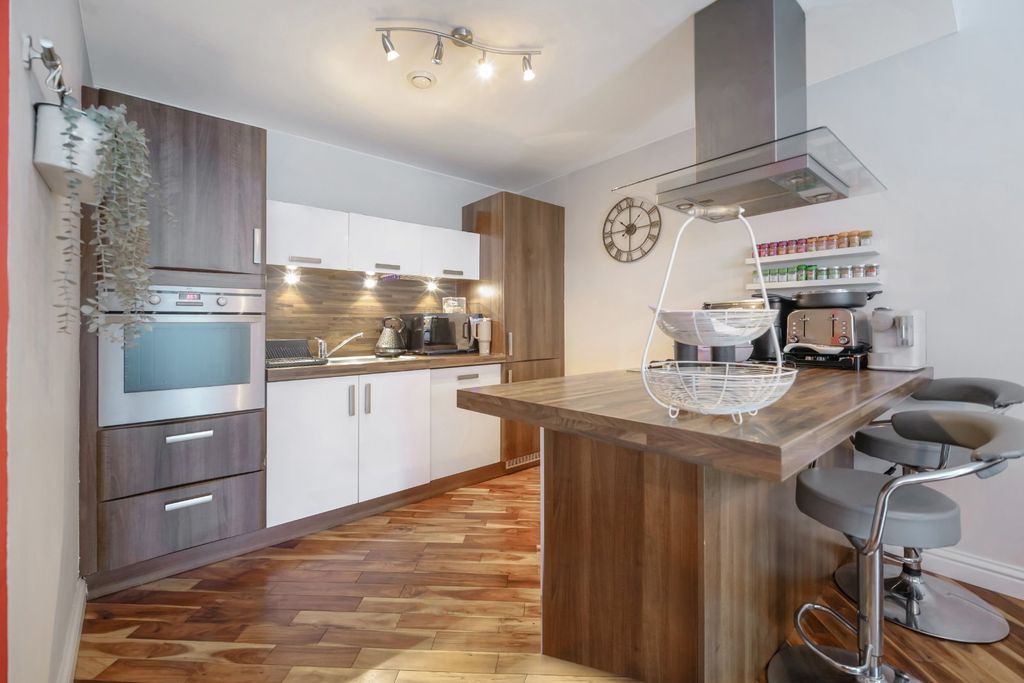 Property photo 3 of 11 Kitchen