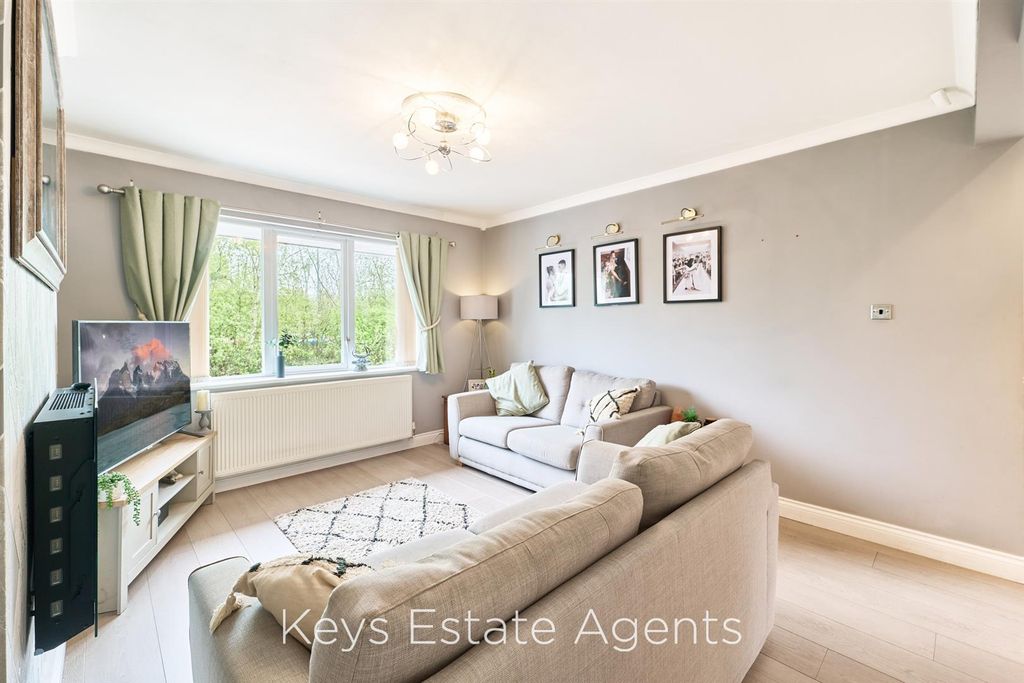 Property photo 3 of 28 Lounge