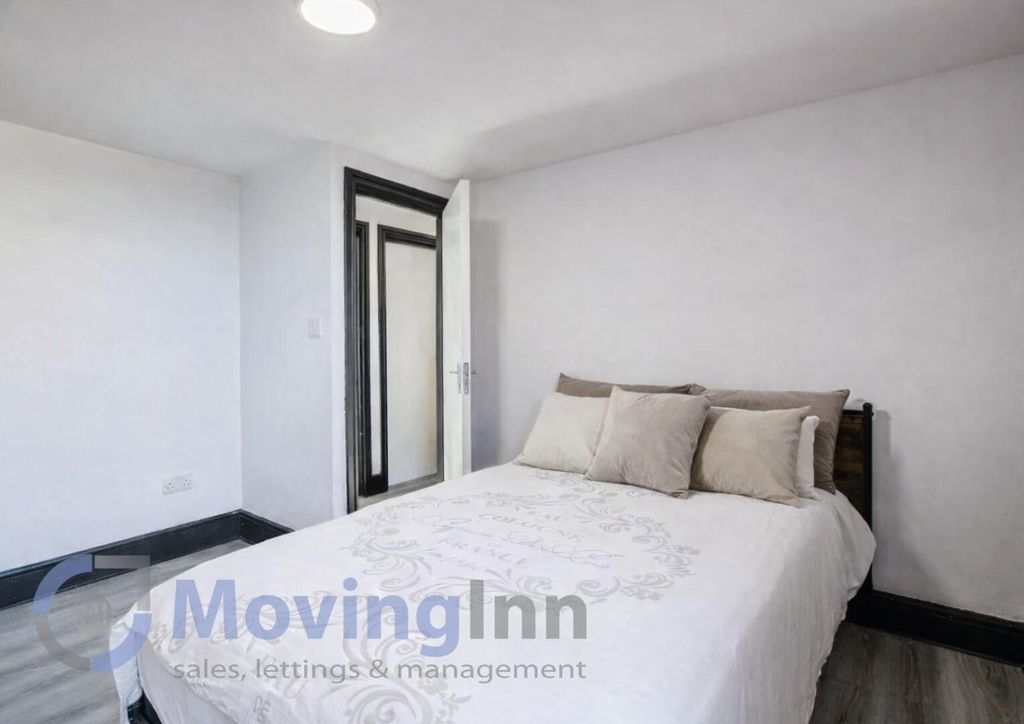 Property photo 2 of 17 Bedroom