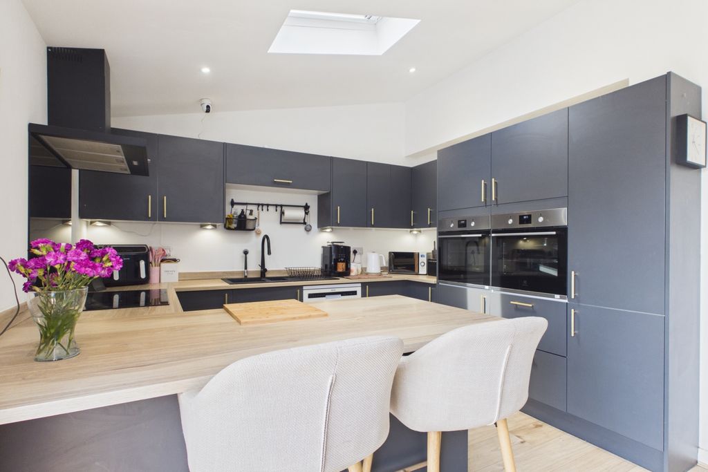 Property photo 3 of 28 Ewemove - Spalding - Kitchen