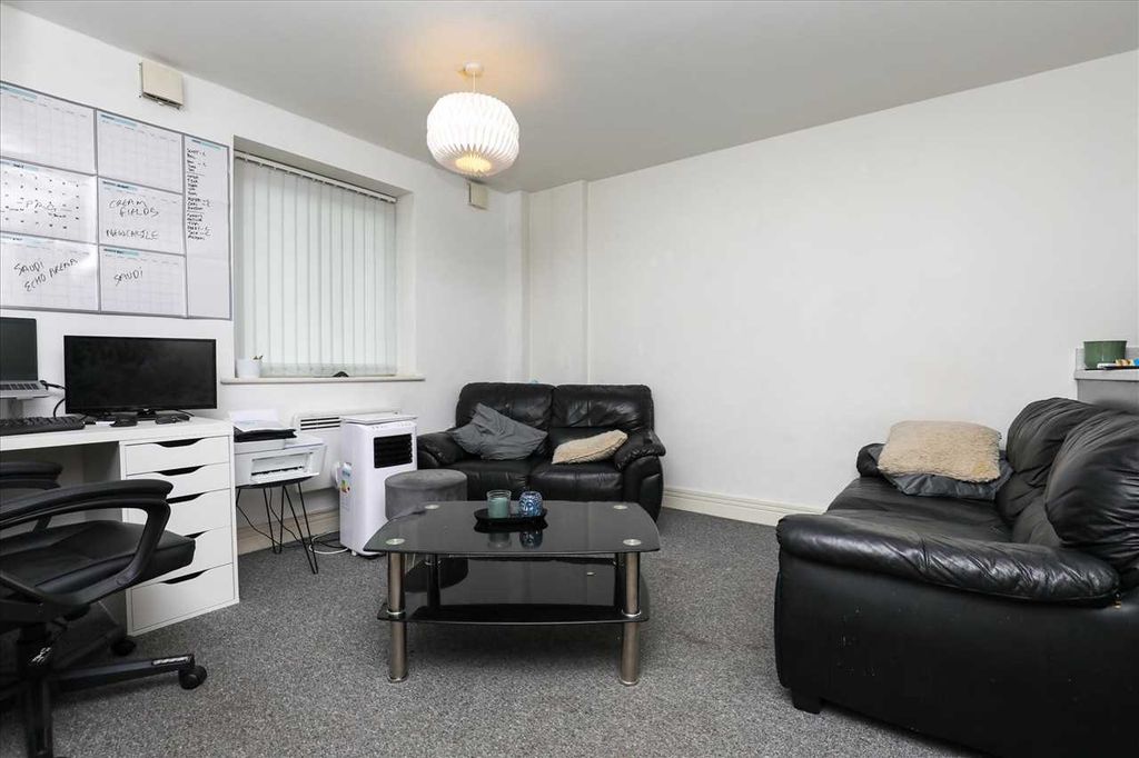 Property photo 3 of 11 Lounge