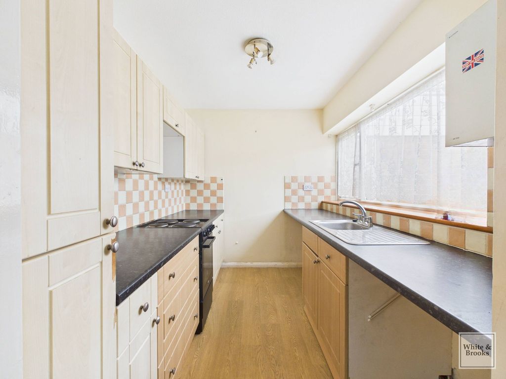 Property photo 3 of 18 Kitchen