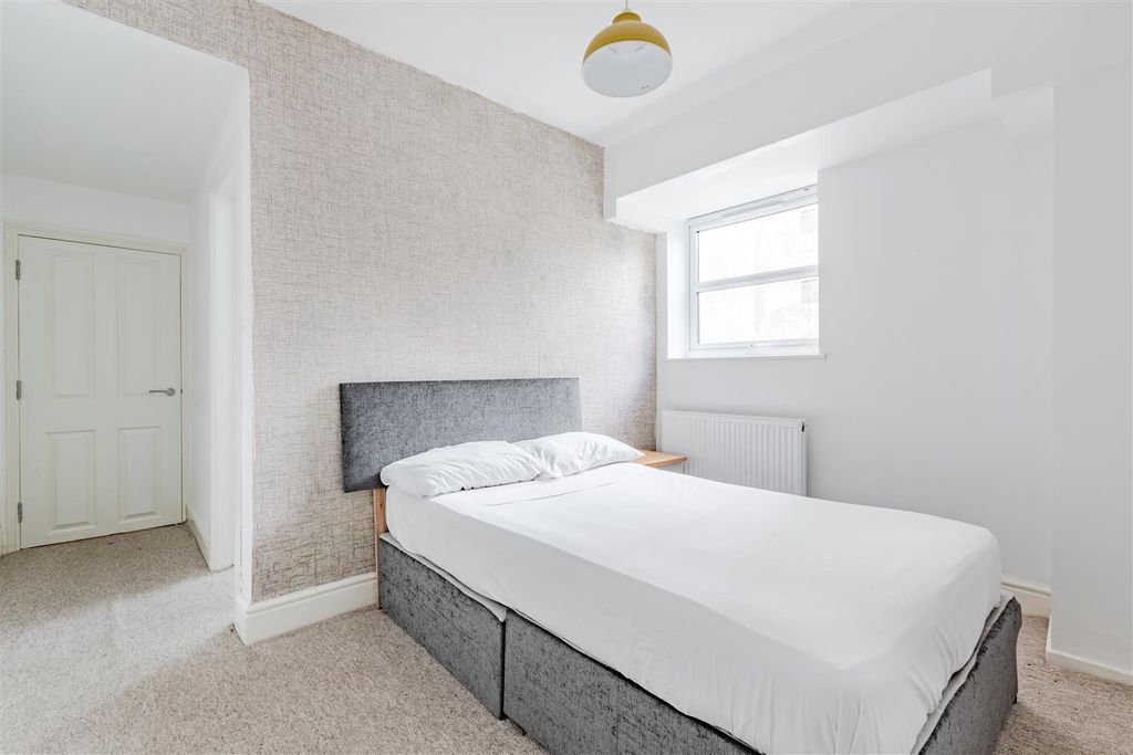 Property photo 3 of 28 Basement Flat