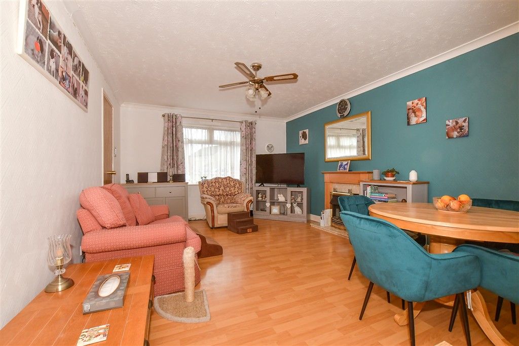 Property photo 1 of 11 Lounge