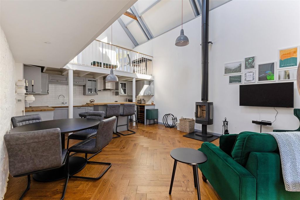 Property photo 2 of 22 Living/Dining Room