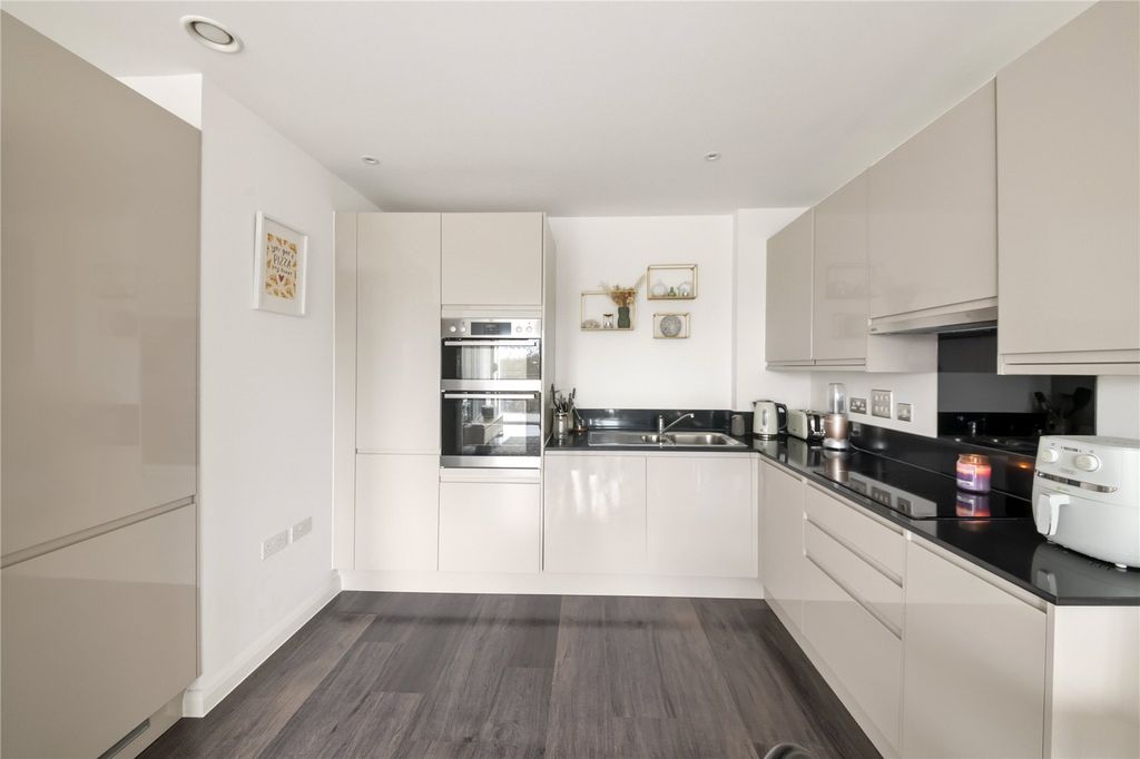 Property photo 2 of 16 Picture No. 12