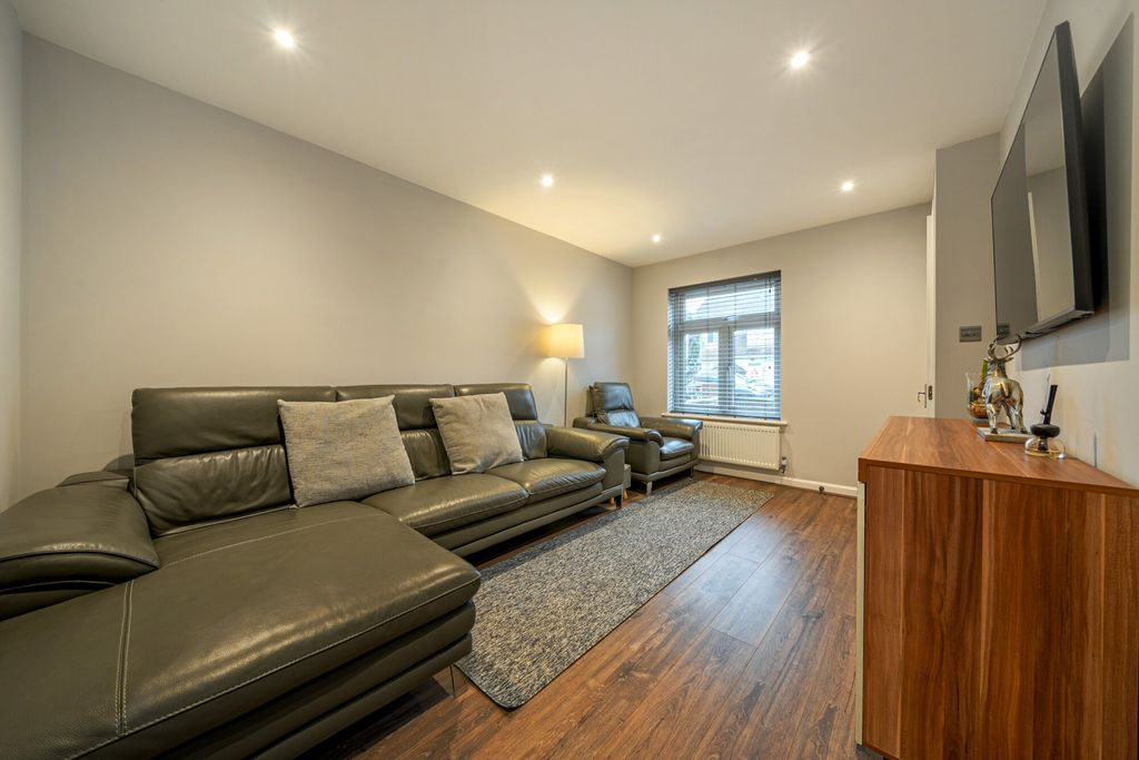 Property photo 2 of 10 1409361-12-698B21...