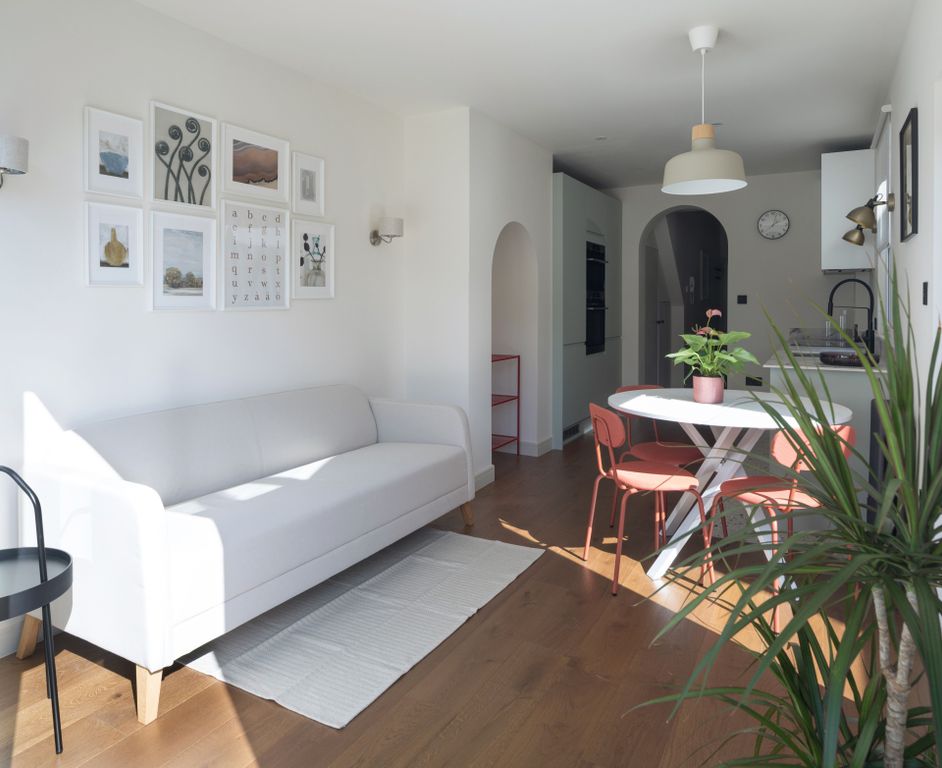 Property photo 1 of 15 Mount Plesant Living Area 1