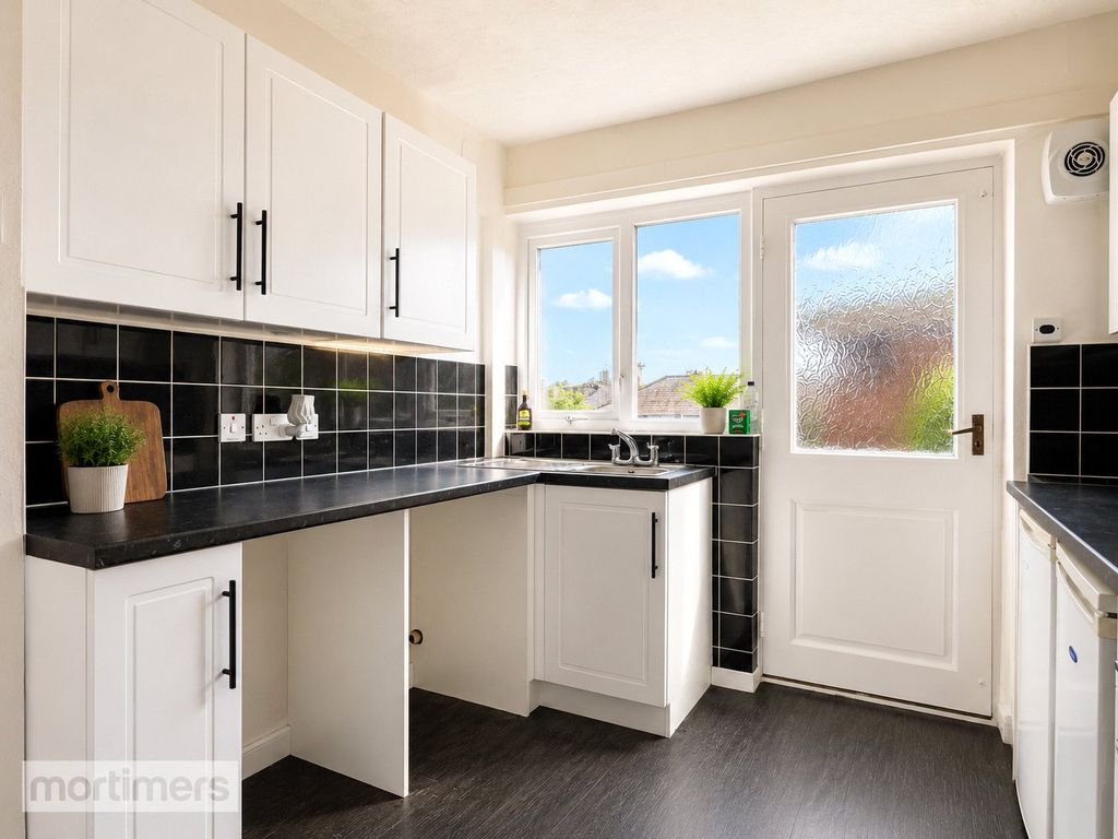 Property photo 2 of 10 Kitchen