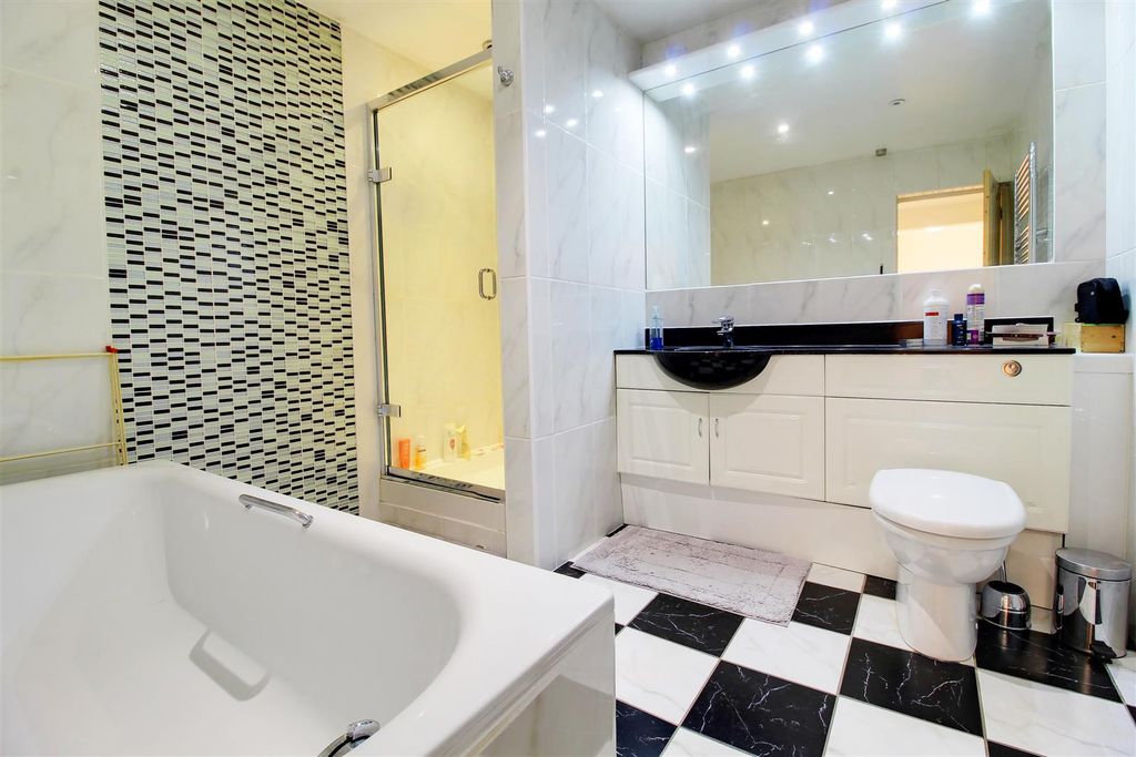 Additional image 18 of 5 bed detached house for saleMymms Drive, Brookmans Park AL9