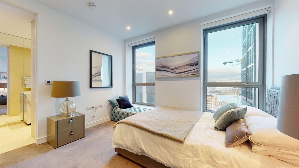Property photo 3 of 12 Spacious Bedroom With A River View - 10 Park Drive
