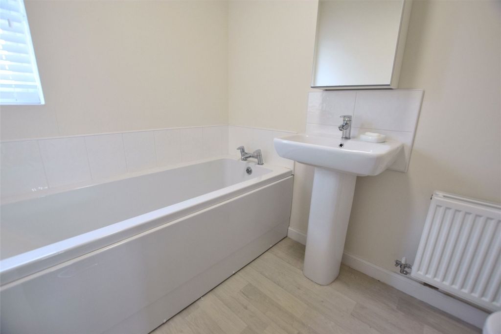 Property photo 3 of 10 Bathroom