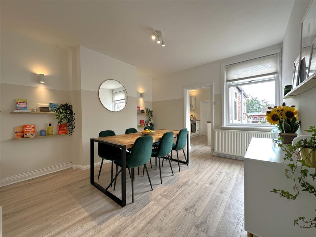 Property photo 2 of 18 Dining Room 390