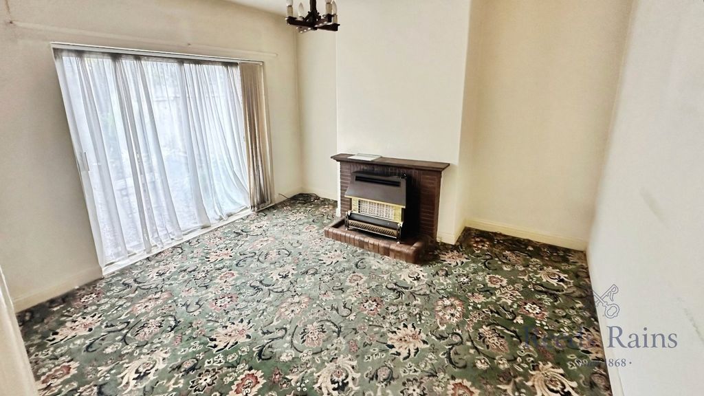 Property photo 3 of 10 Dining Room