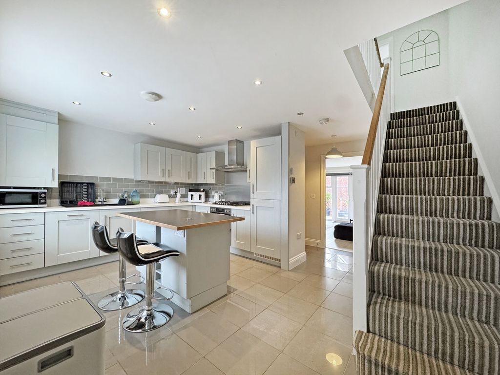 Property photo 2 of 34