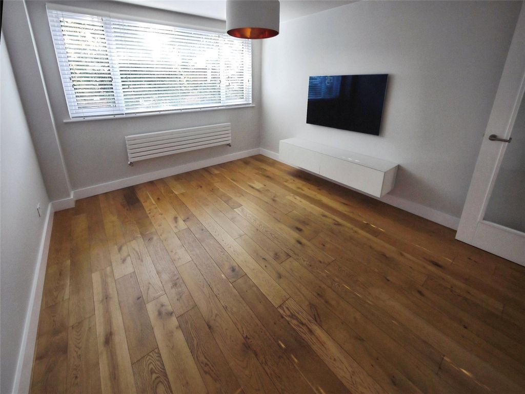Property photo 3 of 16 Lounge