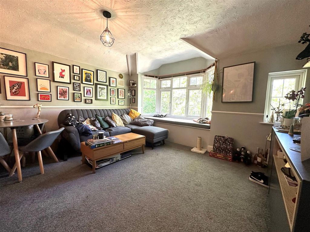 Property photo 2 of 9 Coopers Estate Agents