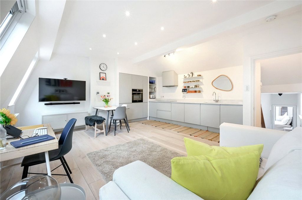 Property photo 2 of 12 Reception / Kitchen